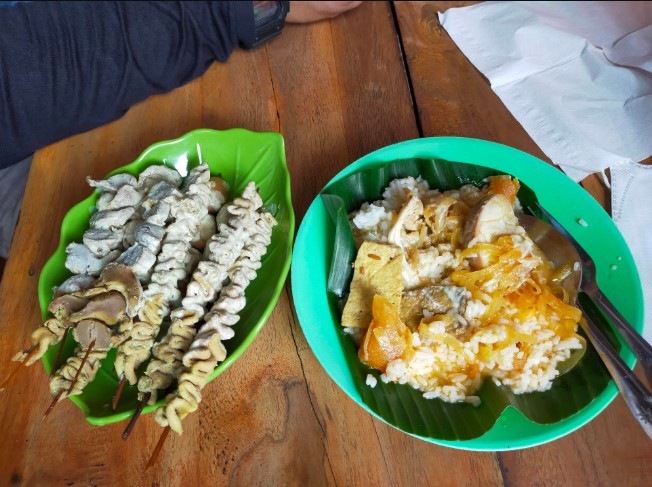 Nasi Ayam Bu Darmi, 1. Nasi Ayam Bu Wido, 2. Nasi Ayam Bu Nyoto, 3. Nasi Ayam Bu Pini, 4. Nasi Ayam Kemuning Mbak Jum, 5. Nasi Ayam Bu Sami, 6. Nasi ayam Mbak Harni, 7. Nasi Ayam Yu Nah, 8. Nasi Ayam Bu Jawi, 9. Nasi Ayam Mbak Milih Semarang, 10. nasi ayam Bu sulami, 11. Nasi Ayam Yu Suti, 12. Gudeg Koyor &amp; Ceker, Nasi Ayam &amp; Koyor Bu Mar, 13. Nasi Ayam Mbok Ru, 14. Nasi Ayam Bu Darmi
