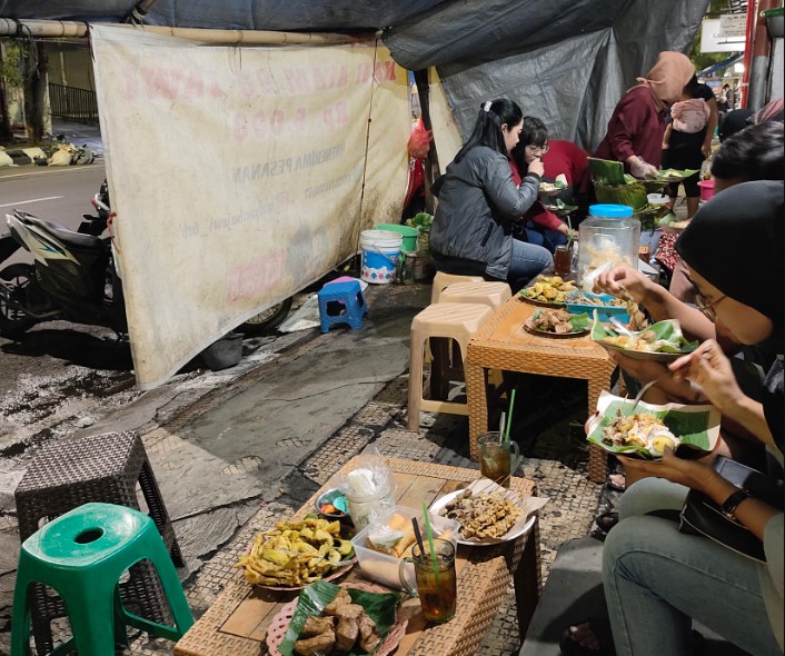 Nasi Ayam Bu Jawi rizal ariawan rizaldi, 1. Nasi Ayam Bu Wido, 2. Nasi Ayam Bu Nyoto, 3. Nasi Ayam Bu Pini, 4. Nasi Ayam Kemuning Mbak Jum, 5. Nasi Ayam Bu Sami, 6. Nasi ayam Mbak Harni, 7. Nasi Ayam Yu Nah, 8. Nasi Ayam Bu Jawi, 9. Nasi Ayam Mbak Milih Semarang, 10. nasi ayam Bu sulami, 11. Nasi Ayam Yu Suti, 12. Gudeg Koyor &amp; Ceker, Nasi Ayam &amp; Koyor Bu Mar, 13. Nasi Ayam Mbok Ru, 14. Nasi Ayam Bu Darmi