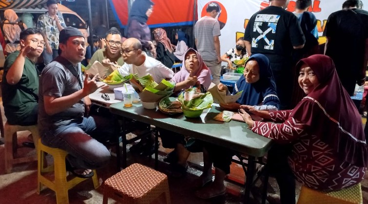 Nasi Ayam Bu Nyoto bämbäng mär, 1. Nasi Ayam Bu Wido, 2. Nasi Ayam Bu Nyoto, 3. Nasi Ayam Bu Pini, 4. Nasi Ayam Kemuning Mbak Jum, 5. Nasi Ayam Bu Sami, 6. Nasi ayam Mbak Harni, 7. Nasi Ayam Yu Nah, 8. Nasi Ayam Bu Jawi, 9. Nasi Ayam Mbak Milih Semarang, 10. nasi ayam Bu sulami, 11. Nasi Ayam Yu Suti, 12. Gudeg Koyor &amp; Ceker, Nasi Ayam &amp; Koyor Bu Mar, 13. Nasi Ayam Mbok Ru, 14. Nasi Ayam Bu Darmi