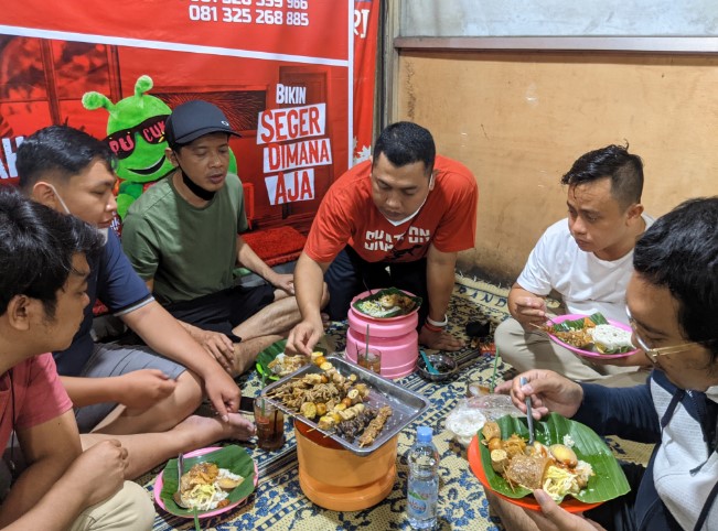 Nasi Ayam Bu Sami Iqbal Ashari, 1. Nasi Ayam Bu Wido, 2. Nasi Ayam Bu Nyoto, 3. Nasi Ayam Bu Pini, 4. Nasi Ayam Kemuning Mbak Jum, 5. Nasi Ayam Bu Sami, 6. Nasi ayam Mbak Harni, 7. Nasi Ayam Yu Nah, 8. Nasi Ayam Bu Jawi, 9. Nasi Ayam Mbak Milih Semarang, 10. nasi ayam Bu sulami, 11. Nasi Ayam Yu Suti, 12. Gudeg Koyor &amp; Ceker, Nasi Ayam &amp; Koyor Bu Mar, 13. Nasi Ayam Mbok Ru, 14. Nasi Ayam Bu Darmi