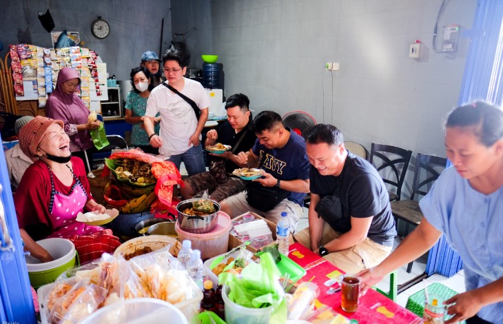 Nasi Ayam Bu Sulami Eric Bonkhz, 1. Nasi Ayam Bu Wido, 2. Nasi Ayam Bu Nyoto, 3. Nasi Ayam Bu Pini, 4. Nasi Ayam Kemuning Mbak Jum, 5. Nasi Ayam Bu Sami, 6. Nasi ayam Mbak Harni, 7. Nasi Ayam Yu Nah, 8. Nasi Ayam Bu Jawi, 9. Nasi Ayam Mbak Milih Semarang, 10. nasi ayam Bu sulami, 11. Nasi Ayam Yu Suti, 12. Gudeg Koyor &amp; Ceker, Nasi Ayam &amp; Koyor Bu Mar, 13. Nasi Ayam Mbok Ru, 14. Nasi Ayam Bu Darmi