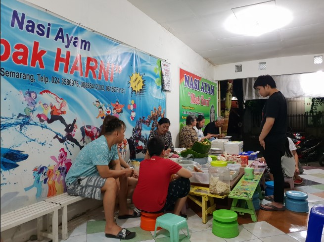 Nasi Ayam Mbak Harni Agung Surya Dewanto, 1. Nasi Ayam Bu Wido, 2. Nasi Ayam Bu Nyoto, 3. Nasi Ayam Bu Pini, 4. Nasi Ayam Kemuning Mbak Jum, 5. Nasi Ayam Bu Sami, 6. Nasi ayam Mbak Harni, 7. Nasi Ayam Yu Nah, 8. Nasi Ayam Bu Jawi, 9. Nasi Ayam Mbak Milih Semarang, 10. nasi ayam Bu sulami, 11. Nasi Ayam Yu Suti, 12. Gudeg Koyor &amp; Ceker, Nasi Ayam &amp; Koyor Bu Mar, 13. Nasi Ayam Mbok Ru, 14. Nasi Ayam Bu Darmi