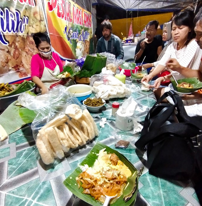 Nasi Ayam Mbak Milih Semarang jevon misael, 1. Nasi Ayam Bu Wido, 2. Nasi Ayam Bu Nyoto, 3. Nasi Ayam Bu Pini, 4. Nasi Ayam Kemuning Mbak Jum, 5. Nasi Ayam Bu Sami, 6. Nasi ayam Mbak Harni, 7. Nasi Ayam Yu Nah, 8. Nasi Ayam Bu Jawi, 9. Nasi Ayam Mbak Milih Semarang, 10. nasi ayam Bu sulami, 11. Nasi Ayam Yu Suti, 12. Gudeg Koyor &amp; Ceker, Nasi Ayam &amp; Koyor Bu Mar, 13. Nasi Ayam Mbok Ru, 14. Nasi Ayam Bu Darmi