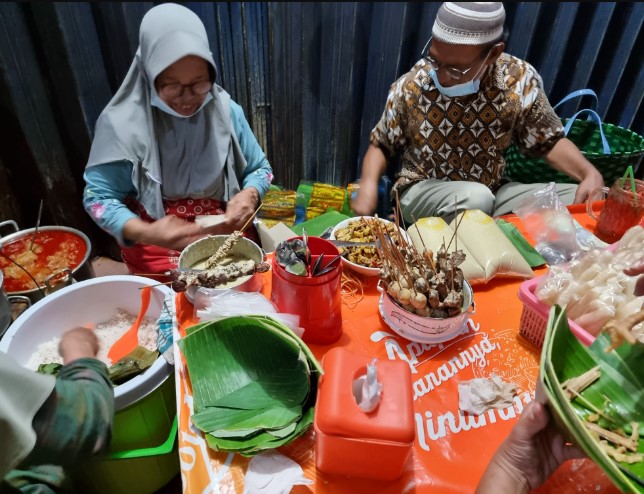 Nasi Ayam Yu Nah Tommy Tjahjono, 1. Nasi Ayam Bu Wido, 2. Nasi Ayam Bu Nyoto, 3. Nasi Ayam Bu Pini, 4. Nasi Ayam Kemuning Mbak Jum, 5. Nasi Ayam Bu Sami, 6. Nasi ayam Mbak Harni, 7. Nasi Ayam Yu Nah, 8. Nasi Ayam Bu Jawi, 9. Nasi Ayam Mbak Milih Semarang, 10. nasi ayam Bu sulami, 11. Nasi Ayam Yu Suti, 12. Gudeg Koyor &amp; Ceker, Nasi Ayam &amp; Koyor Bu Mar, 13. Nasi Ayam Mbok Ru, 14. Nasi Ayam Bu Darmi