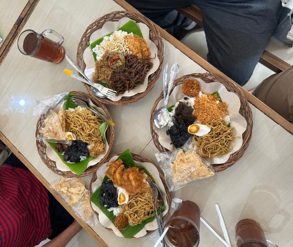 Nasi Cuhima Bu Evie Madura Lydia Loahardjo, 1. Depot Jepun Bali, 2. Nasi Campur Bu Ida, 3. Nasi Empal Pengampon, 4. Depot Nasi Campur Pojok Tambak Bayan, 5. Depot Emak Ai, 6. Nasi Campur Kertajaya Indah, 7. Dapur Bu Dewi (Spesial Nasi Madura / Sego Meduro), 8. Warung Nasi Pak Ghofar, 9. Nasi Cuhima Bu Evie Madura, 10. Depot Nasi Campur Pak Salim, 11. Nasi Campur Kertajaya Indah Cab Kendal Sari (Wonorejo/Nirwana), 12. Warung Nasi Campur Kanwa