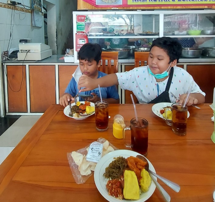Nasi Campur Bu Ida Dani prasetyo, 1. Depot Jepun Bali, 2. Nasi Campur Bu Ida, 3. Nasi Empal Pengampon, 4. Depot Nasi Campur Pojok Tambak Bayan, 5. Depot Emak Ai, 6. Nasi Campur Kertajaya Indah, 7. Dapur Bu Dewi (Spesial Nasi Madura / Sego Meduro), 8. Warung Nasi Pak Ghofar, 9. Nasi Cuhima Bu Evie Madura, 10. Depot Nasi Campur Pak Salim, 11. Nasi Campur Kertajaya Indah Cab Kendal Sari (Wonorejo/Nirwana), 12. Warung Nasi Campur Kanwa