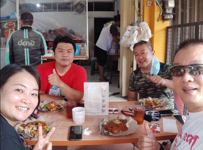 Nasi Campur Kertajaya Indah Steffanus Jeffry, 1. Depot Jepun Bali, 2. Nasi Campur Bu Ida, 3. Nasi Empal Pengampon, 4. Depot Nasi Campur Pojok Tambak Bayan, 5. Depot Emak Ai, 6. Nasi Campur Kertajaya Indah, 7. Dapur Bu Dewi (Spesial Nasi Madura / Sego Meduro), 8. Warung Nasi Pak Ghofar, 9. Nasi Cuhima Bu Evie Madura, 10. Depot Nasi Campur Pak Salim, 11. Nasi Campur Kertajaya Indah Cab Kendal Sari (Wonorejo/Nirwana), 12. Warung Nasi Campur Kanwa