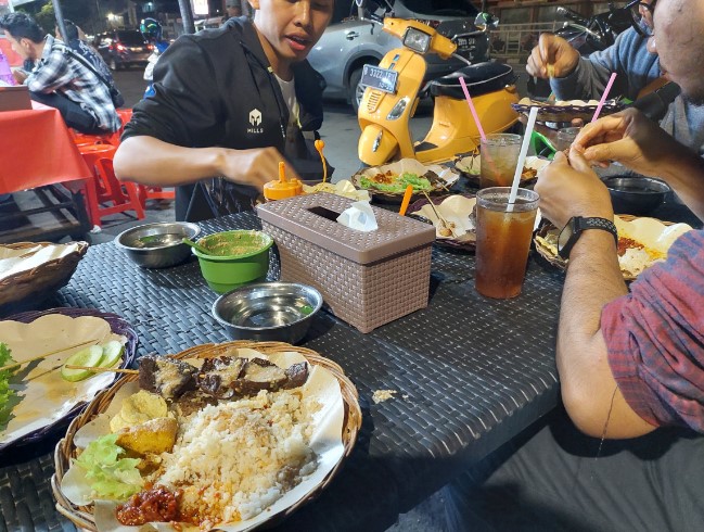 Nasi Uduk Ayam Goreng Kampung Melayu Thufeil M Tyansah, 1. Nasi Uduk dan Ayam Goreng Mat Lengket, 2. Kedai Zainal Fanani 1967 Kebon Kacang, 3. Nasi Uduk Kebon Kacang Hj. Ellya, 4. Nasi Uduk Ibu Sum, 5. Nasi Uduk Kebon Kacang A. Maulana, 6. Nasi Uduk Kebon Kacang Puas Hati ibu Tati, 7. NASI UDUK IBU JUM KELAPA GADING, 8. Nasi Uduk OK, 9. Nasi Uduk Ayam Goreng Kampung Melayu, 10. Nasi Uduk Gondangdia, 11. Ayam Goreng Buni (Mangga Besar 1), 12. Nasi Uduk Ibu Haji, 13. Nasi Uduk Bu Amah, 14. Nasi Uduk Kebon Kacang Ibu Ida