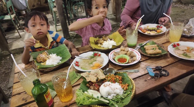Omah Lawas Sragen Lestari Murni, 1. Burjo POLOPES, 2. Nyaman Coffee And Eatery, 3. Rumah Kopi Sragen, 4. Cengkir Klopo Coffee And Resto, 5. Locomotive Resto & Cafe, 6. Ragil Resto, 7. Pranadjaya coffee, 8. Omah Lawas Sragen, 9. BIG BEAT MAMA’S RESTAURAN & CAFE, 10. Gedhein Kopi, 11. Kopi Gati, 12. Mocitea Corner, 13. Omah Prahu Coffee & Resto, 14. Rules Coffee and Kitchen, 15. Dodolanan Cafe, 16. Nittie Coffee, 17. DjadjanDW, 18. Kenbirti coffee & bites, 19. History Coffee.SRG, 20. Reunikopi, 21. SAPA KETIGA, 22. Area Pedas, 23. Cafe Oemah Sedulur, 24. Lubby Cafe, 25. Coffee.blackbee