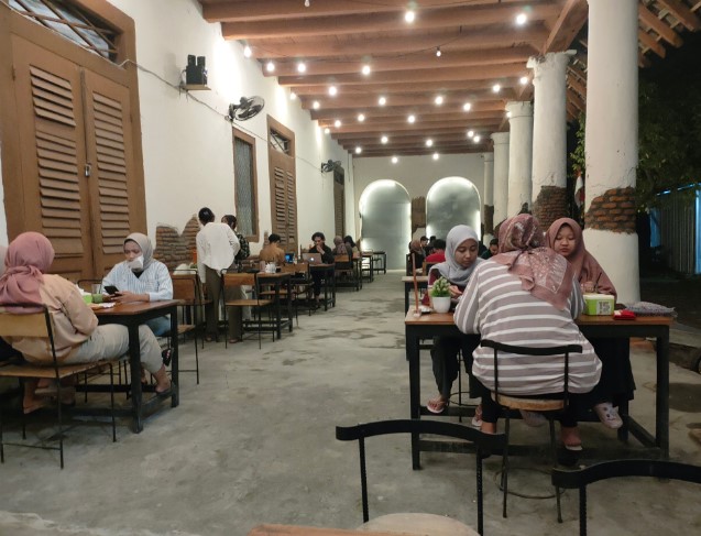 PILAR Coffee &amp; Space fuad affan, 1. Angkringan Mbok Nom Rembang, 2. Orso Gelato &amp; Cafe Rembang, 3. Reunique Cafe, 4. Balcony Resto And Cafe, 5. Ranu Coffee &amp; Eatery, 6. Satu Lagi, 7. Warung kopi kresen, 8. NoboN Coffe, 9. PILAR Coffee &amp; Space, 10. BARIX COFFEE – MANUAL BREW INSIDE, 11. Kedai Kongkow, 12. Biskope Cafe, 13. Dunia Akhirat Coffee &amp; Eatery, 14. Cokro Cafe, 15. Warung Kopi Mr. Hendro, 16. Kafe Kedai Kopi 46 Pantura Rembang, 17. SevenShake, 18. Starbox, 19. Zero Cafe, 20. Rantina Cafe &amp; Chill, 21. Summit Cafe, 22. Paleet Cafee, 23. Papi coepliezt, 24. Tentang Kopi Cafe &amp; Resto, 25. Sky Monster Cafe (SM), 26. Chawis coffee