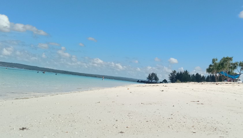 Pantai Katembe, 1. Taman Nasional Wakatobi, 2. Pantai Nirwana, 3. Kendari Beach, 4. Pulau Wisata Bokori, 5. Pantai Toronipa, 6. Pantai Nambo, 7. Pulau Muna, 8. Pantai Katembe, 9. Pulau Labengke, 10. Pulau Sagori, 11. Pulau Liwutonkidi, 12. Pantai Ujung Batuatas