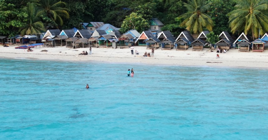 Pantai Nirwana La Ode Abdurrahman, 1. Taman Nasional Wakatobi, 2. Pantai Nirwana, 3. Kendari Beach, 4. Pulau Wisata Bokori, 5. Pantai Toronipa, 6. Pantai Nambo, 7. Pulau Muna, 8. Pantai Katembe, 9. Pulau Labengke, 10. Pulau Sagori, 11. Pulau Liwutonkidi, 12. Pantai Ujung Batuatas