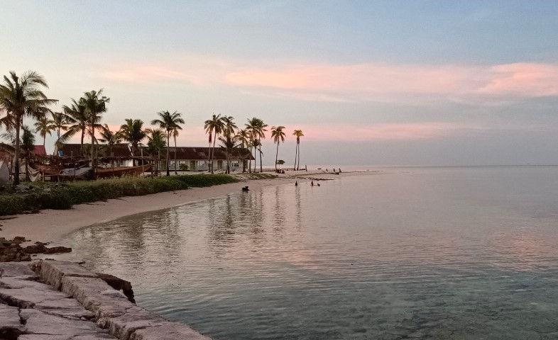 Pantai Ujung Batuatas Bafon Junet, 1. Taman Nasional Wakatobi, 2. Pantai Nirwana, 3. Kendari Beach, 4. Pulau Wisata Bokori, 5. Pantai Toronipa, 6. Pantai Nambo, 7. Pulau Muna, 8. Pantai Katembe, 9. Pulau Labengke, 10. Pulau Sagori, 11. Pulau Liwutonkidi, 12. Pantai Ujung Batuatas