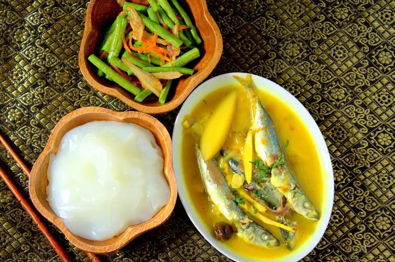Papeda via Orami, 1. Ikan Gohu, 2. Papeda, 3. Nasi Lapola, 4. Woku Komo-komo, 5. Kohu-kohu, 6. Sambal Colo-colo, 7. Bubur Ne, 8. Bubur Sagu Ubi, 9. Kopi Sibu-sibu, 10. Bobengka, 11. Ikan Kuah Pala Banda, 12. Ikan Asap, 13. Kasbi Komplet, 14. Cempedak Goreng, 15. Acar Kuning, 16. Sambal Tappa, 17. Lapis Palaro