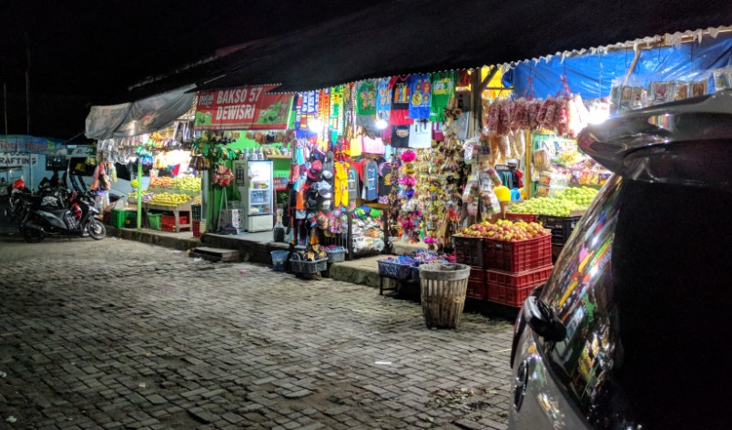 Pasar Oleh Oleh Dewi Sri Ikhlaashul Muaasyiqiin, 1. Pasar Besar, 2. Brawijaya Istana Oleh – Oleh, 3. Pusat Oleh-oleh Khas Malang PKK Corner, 4. Goedang Oleh-oleh Malang, 5. Malang Strudel, 6. Pia Cap Mangkok, 7. Wicaksono Pusat Oleh-oleh Khas Malang, 8. Pasar Oleh – Oleh Selecta, 9. Toko Oleh-oleh Lancar Jaya, 10. Sensa, 11. Anugerah Oleh – Oleh Khas Malang, 12. Pasar Oleh Oleh Dewi Sri, 13. Kampung Wisata Sanan, 14. Deduwa Pusat Oleh-Oleh, 15. Bolu Malang Singosari Karanglo