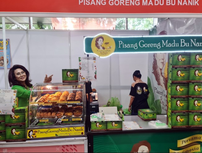 Pisang Goreng Madu Bu Nanik. C. JKT, 1. Pisang Goreng Tanduk Mpok Nur Mantap, 2. Pisang Goreng Madu Bu Nanik, 3. Raja Pisang Goreng Pontianak Ameng, 4. Cempedak Goreng Spesial Cik Lina, 5. Cakue Ko Atek, 6. cakwe gang Gloria, 7. Aspana Risol, 8. Suisse Bakery, 9. Pastellia Mayestik, 10. Bakwan Pontianak, 11. Pisang Goreng Kalimantan Bang Kosim, 12. Gorengan Pak Kisut