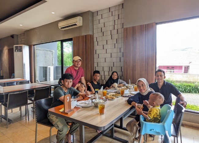 Pondok Kemangi Cibubur Arbhi Putra, 1. Gubug Udang Situ Cibubur, 2. Teras Rumah Nenek, 3. Pondok Kemangi Cibubur, 4. Sate Maranggi Haji Yetty Cabang Cibubur, 5. Telaga Seafood Restaurant, 6. Bebek Kaleyo Cibubur Nagrak, 7. Teras Rimbun, 8. MANG KABAYAN CIBUBUR, 9. Sondoro Seafood, 10. Gubug Makan Mang Engking Telaga Arwana Cibubur, 11. RM Saung Alam Sunda, 12. Bakmi Naga Resto Cibubur Square, 13. Hanamasa Cibubur