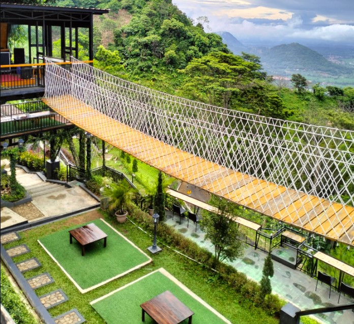 Puncak Sempur Koffi Hideung Lucy Destiawati, 1. Curug Cigentis, 2. Hutan Perum Perhutani, 3. Kampung Turis Water &amp; Adventure Park, 4. Curug Bandung Loji Karawang, 5. Cipaga Stone Park, 6. Puncak Sempur Koffi Hideung, 7. Bukit Kembar Puncak Pinus, 8. NEW MARIGOLD GARDEN, 9. Saung Bali Linggarsari, 10. Taruma Leisure Waterpark, 11. Green Canyon Loji