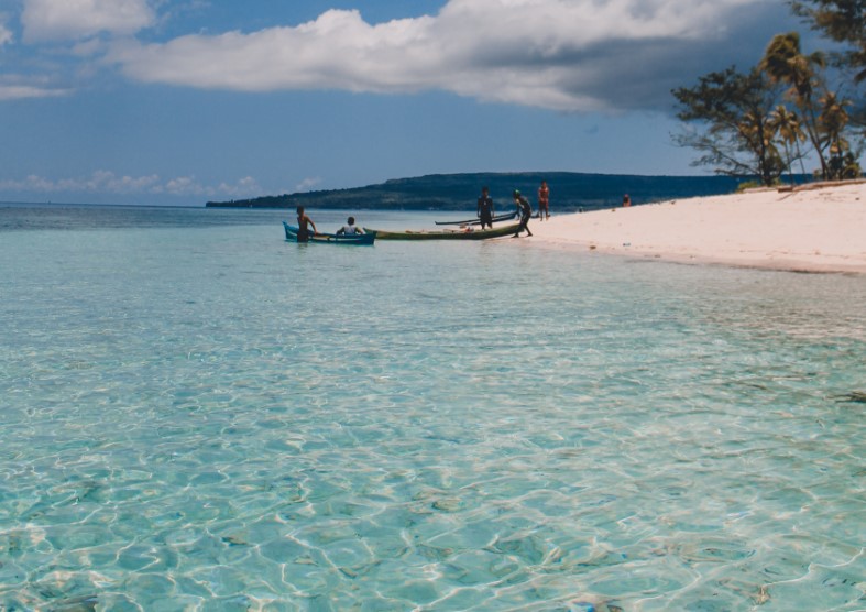 Pulau Liwutonkidi xaverius endro, 1. Taman Nasional Wakatobi, 2. Pantai Nirwana, 3. Kendari Beach, 4. Pulau Wisata Bokori, 5. Pantai Toronipa, 6. Pantai Nambo, 7. Pulau Muna, 8. Pantai Katembe, 9. Pulau Labengke, 10. Pulau Sagori, 11. Pulau Liwutonkidi, 12. Pantai Ujung Batuatas