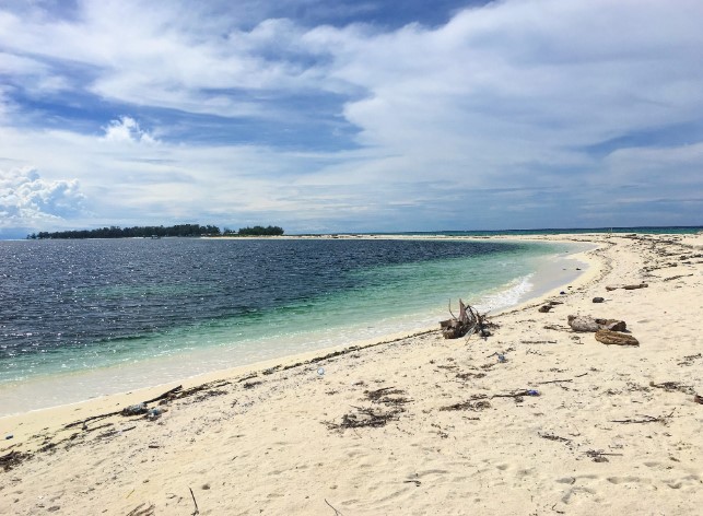 Pulau Sogori Kasra J. Munara, 1. Taman Nasional Wakatobi, 2. Pantai Nirwana, 3. Kendari Beach, 4. Pulau Wisata Bokori, 5. Pantai Toronipa, 6. Pantai Nambo, 7. Pulau Muna, 8. Pantai Katembe, 9. Pulau Labengke, 10. Pulau Sagori, 11. Pulau Liwutonkidi, 12. Pantai Ujung Batuatas