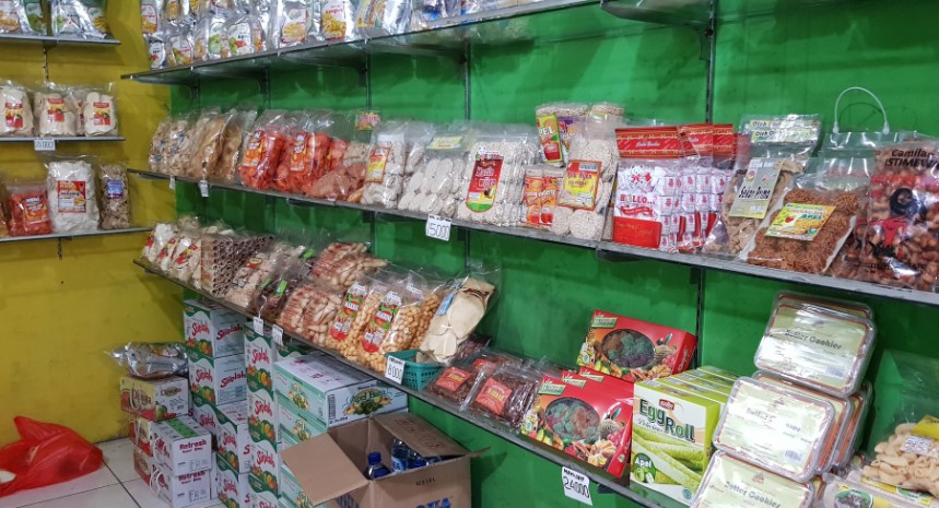 Pusat Oleh-oleh Khas Malang PKK Corner Andy Yoong, 1. Pasar Besar, 2. Brawijaya Istana Oleh – Oleh, 3. Pusat Oleh-oleh Khas Malang PKK Corner, 4. Goedang Oleh-oleh Malang, 5. Malang Strudel, 6. Pia Cap Mangkok, 7. Wicaksono Pusat Oleh-oleh Khas Malang, 8. Pasar Oleh – Oleh Selecta, 9. Toko Oleh-oleh Lancar Jaya, 10. Sensa, 11. Anugerah Oleh – Oleh Khas Malang, 12. Pasar Oleh Oleh Dewi Sri, 13. Kampung Wisata Sanan, 14. Deduwa Pusat Oleh-Oleh, 15. Bolu Malang Singosari Karanglo