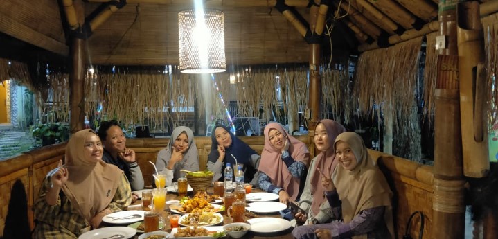 RM Saung Alam Sunda Elly Oemiewijayanti, 1. Gubug Udang Situ Cibubur, 2. Teras Rumah Nenek, 3. Pondok Kemangi Cibubur, 4. Sate Maranggi Haji Yetty Cabang Cibubur, 5. Telaga Seafood Restaurant, 6. Bebek Kaleyo Cibubur Nagrak, 7. Teras Rimbun, 8. MANG KABAYAN CIBUBUR, 9. Sondoro Seafood, 10. Gubug Makan Mang Engking Telaga Arwana Cibubur, 11. RM Saung Alam Sunda, 12. Bakmi Naga Resto Cibubur Square, 13. Hanamasa Cibubur