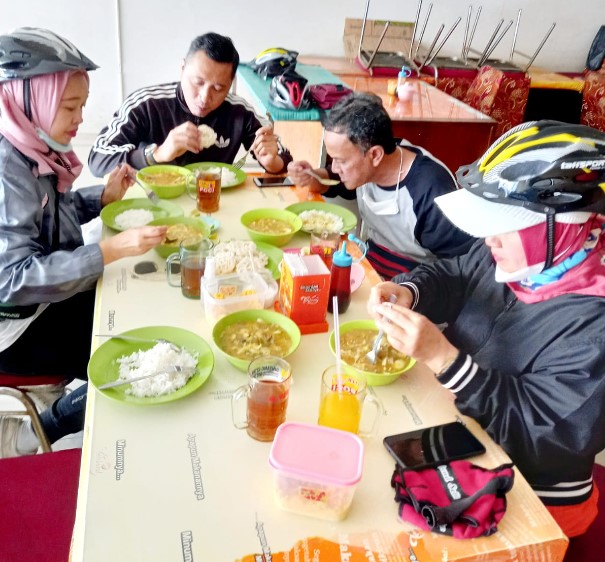RM Soto Ayam asli Lamongan Cak Mad Mas Uul Miftahul, 1. Spesial Soto Boyolali (SSB) Hj Hesti Widodo, 2. Soto Ojolali, 3. Sedari Resto, 4. RM Soto Ayam asli Lamongan Cak Mad, 5. Soto Ayam Garang Asem Bangkong, 6. Soto Bandung Pak Simon, 7. SOTO BANDUNG SARASA, 8. Soto AHRI, 9. Soto Bandung M Tarya, 10. Soto Kudus Kliwon, 11. Rumah Makan Soto Ojolali, 12. Soto Betawi H Mamat, 13. Soto Banjir Karang Anyar Sejak 1955, 14. Soto Mie Bogor Pak Kadir Bandung, 15. Soto Sulung Cihampelas, 16. Soto Sulung H. Gendut Tamoy, 17. Warung Soto Madura Cak Holis ayam &amp; sulung, 18. Nasi Soto Cak Tohir, 19. Soto Madura Cak Alim