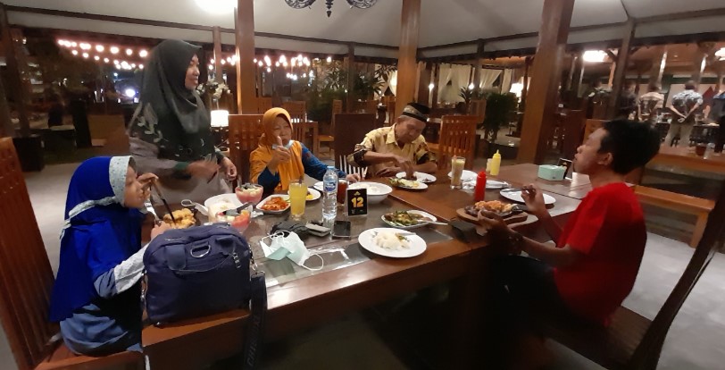 Ragil Resto waluyo ipcn, 1. Burjo POLOPES, 2. Nyaman Coffee And Eatery, 3. Rumah Kopi Sragen, 4. Cengkir Klopo Coffee And Resto, 5. Locomotive Resto & Cafe, 6. Ragil Resto, 7. Pranadjaya coffee, 8. Omah Lawas Sragen, 9. BIG BEAT MAMA’S RESTAURAN & CAFE, 10. Gedhein Kopi, 11. Kopi Gati, 12. Mocitea Corner, 13. Omah Prahu Coffee & Resto, 14. Rules Coffee and Kitchen, 15. Dodolanan Cafe, 16. Nittie Coffee, 17. DjadjanDW, 18. Kenbirti coffee & bites, 19. History Coffee.SRG, 20. Reunikopi, 21. SAPA KETIGA, 22. Area Pedas, 23. Cafe Oemah Sedulur, 24. Lubby Cafe, 25. Coffee.blackbee