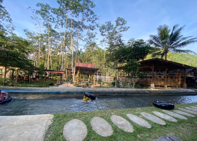 Resto Kalibatur Salatiga Mba Alin, 1. Taman Tingkir Kota Salatiga, 2. Taman Kota Salatiga, 3. Selasar Kartini, 4. Lapangan Pancasila, 5. Kolam Renang Kalitaman, 6. Taman Cerdas Salatiga, 7. Kolam Renang Grand Wahid Hotel Salatiga, 8. Prasasti Plumpungan, 9. Pohon Pengantin Salatiga, 10. Taman Wisata Sejarah Kota Salatiga (TWSS), 11. TITD Hok Tek Bio, 12. Tapak hapsari, 13. Air terjun joko tingkir, 14. Uwit Art Space, 15. Rumah Khalwat Roncalli, 16. Wisata Edukasi Argotelo, 17. Sitalang River Tubing, 18. Mata Air Benoyo, 19. Taman Sidomukti, 20. Desa Wisata Tingkir Lor, 21. Resto Kalibatur Salatiga, 22. Gereja Kristen Jawa Salib Putih, 23. D’Emmerick
