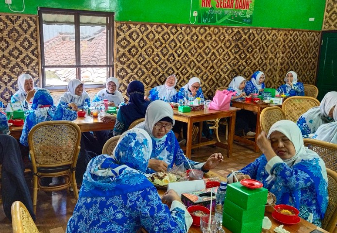 Rm. Segar Daun Widiya Lestari, 1. Warung Makan Betawi Ngoempoel, 2. Rm. Segar Daun, 3. Warung makan 99 chinese &amp; sea food, 4. Warung Makan Bahari, 5. Warung Samtari, 6. Ayam Babeh Beji, 7. Sas-Q Ayam Bakar &amp; Seafood, 8. warung makan AL MAIDAH, 9. TRIO MINANG, 10. Dapoer Bunda Nunu, 11. Dimsum &amp; Kebab Anak Sultan, 12. Geprek Cibos, 13. Pecel Lele Barokah, 14. WR.Samtari Djadi Berkah