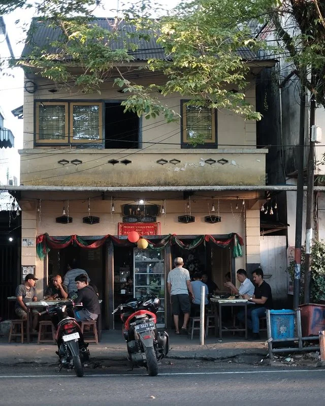 Rumah Kopi Tikala (Manado) via Abem46, 1. Waroeng Kopi Ake (Belitung), 2. kedai kopi apek (Medan), 3. Kopi Massa Kok Tong (Pematang Siantar), 4. Kopi Es Tak Kie (Jakarta), 5. Warung Kopi Purnama (Bandung), 6. Warung Kopi Nan Yo (Padang), 7. Bhineka Djaja (Denpasar), 8. Rumah Kopi Tikala (Manado), 9. Kedai Kopi Sedap (Pematang Siantar), 10. Warung Kopi Asiang (Pontianak)