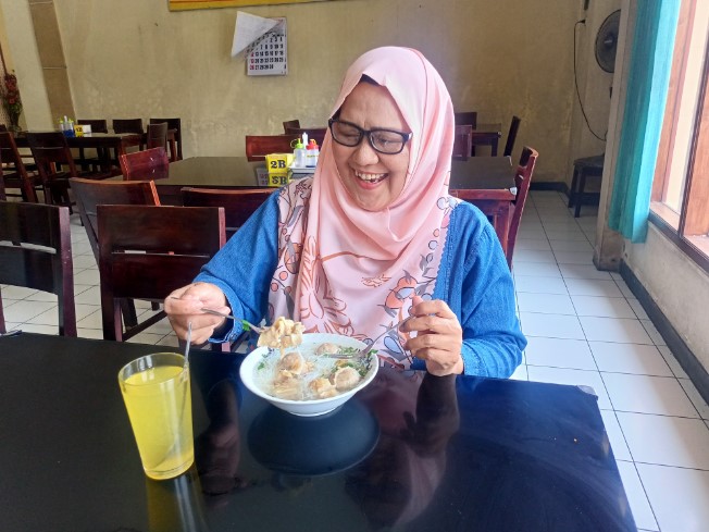 Rumah Makan Bakso Soko Roso Raden Oktova Gamma Star, 1. Bakso ABC Sari Roso, 2. Bakso Planet Salatiga, 3. Sate Sapi Suruh & Bakso, 4. Bakso Dugul, 5. Bakso Mbledos Salatiga, 6. RM Bakso Tamansari, 7. Mie Ayam dan Bakso Idola (Cak So), 8. Bakso Sapi Dan Mie Ayam Blotongan Salatiga, 9. Bakso & Mie Ayam Sari Roso 88, 10. Mie Ayam Bakso Coba Rasa, 11. Bakso Babat Pak Tomo, 12. Rumah Makan Bakso Soko Roso