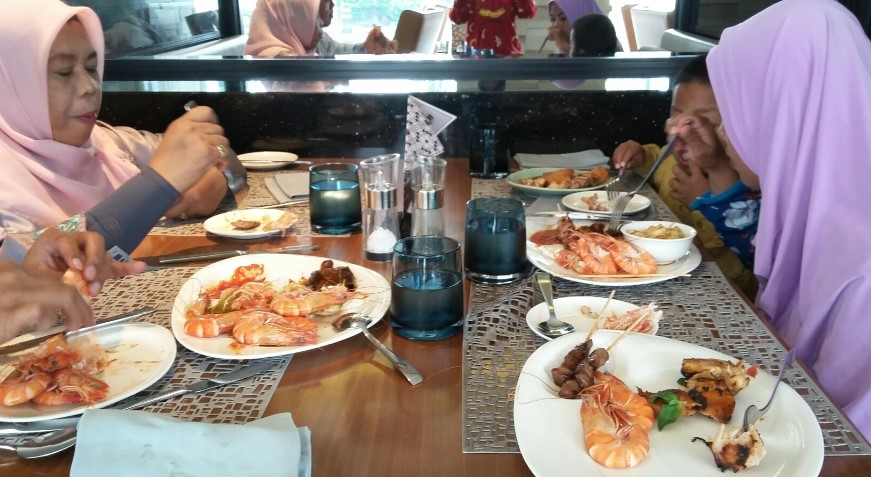 Sana Sini Restaurant Subhash Sahni, 1. TanSu Kemayoran, 2. Bopet Mini Benhil, 3. Restoran Garuda, 4. Sana Sini Restaurant, 5. Bubur Kwang Tung, 6. Bubur Cikini H.R. Sulaiman, 7. Bakmi A Boen, 8. Kedai Tjikini, 9. Mie Ayam Gondangdia, 10. Spesial Soto Boyolali (SSB ) Hj Hesti Widodo, Pecenongan, 11. Sabang 16 Kopi dan Srikaya, 12. Dua Nyonya Restaurant, 13. Gado-Gado Cikini (Renie), 14. Gado-Gado Cemara (Sejak 1947), 15. Nasi Uduk Gondangdia, 16. Soto Kudus Ayam Kampung Kembang Joyo, 17. Gudeg Jogja Bu Tinah