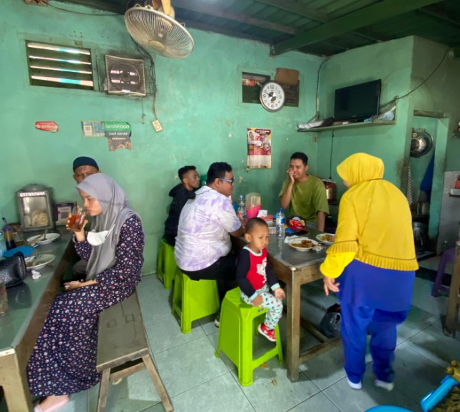 Sate Ayam Pak Budi Widi Yatno, 1. Sate Ayam Pak Tayu, 2. Sate Ayam Pak Slamet, 3. Warung Makan Sate Ayam Pak Jangkung, 4. Sate Ayam Blora Pak Kasdi, 5. Sate Ayam Ponorogo Pak Bagong, 6. Sate Ayam Pak Hadi, 7. Sate Ayam Pak Supar, 8. Sate Ayam Pak Budi, 9. Sate Ayam Pak Pono, 10. Sate Ayam Ponorogo Pak Mo, 11. Pondok Sate Pak H. Karno, 12. Sate Ayam Pak Yanto, 13. Sate Ayam Pak Hasan
