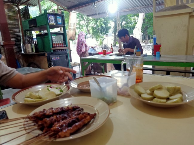 Sate Ayam Pak Hadi Agus Kurniawan, 1. Sate Ayam Pak Tayu, 2. Sate Ayam Pak Slamet, 3. Warung Makan Sate Ayam Pak Jangkung, 4. Sate Ayam Blora Pak Kasdi, 5. Sate Ayam Ponorogo Pak Bagong, 6. Sate Ayam Pak Hadi, 7. Sate Ayam Pak Supar, 8. Sate Ayam Pak Budi, 9. Sate Ayam Pak Pono, 10. Sate Ayam Ponorogo Pak Mo, 11. Pondok Sate Pak H. Karno, 12. Sate Ayam Pak Yanto, 13. Sate Ayam Pak Hasan