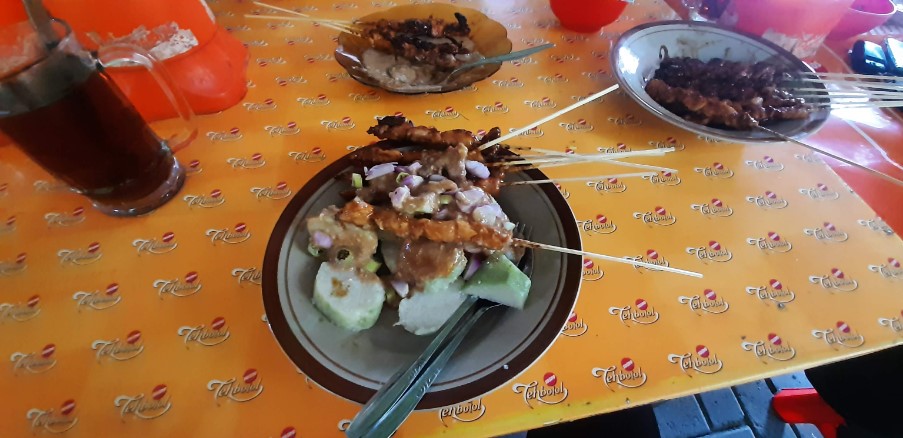 Sate Ayam Pak Supar Sindhu Karno, 1. Sate Ayam Pak Tayu, 2. Sate Ayam Pak Slamet, 3. Warung Makan Sate Ayam Pak Jangkung, 4. Sate Ayam Blora Pak Kasdi, 5. Sate Ayam Ponorogo Pak Bagong, 6. Sate Ayam Pak Hadi, 7. Sate Ayam Pak Supar, 8. Sate Ayam Pak Budi, 9. Sate Ayam Pak Pono, 10. Sate Ayam Ponorogo Pak Mo, 11. Pondok Sate Pak H. Karno, 12. Sate Ayam Pak Yanto, 13. Sate Ayam Pak Hasan
