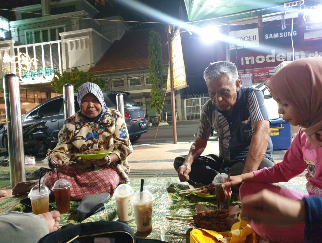 Sate Ayam Pak Slamet, Gajah Mada Daniek Channel, 1. Sate Ayam Pak Tayu, 2. Sate Ayam Pak Slamet, 3. Warung Makan Sate Ayam Pak Jangkung, 4. Sate Ayam Blora Pak Kasdi, 5. Sate Ayam Ponorogo Pak Bagong, 6. Sate Ayam Pak Hadi, 7. Sate Ayam Pak Supar, 8. Sate Ayam Pak Budi, 9. Sate Ayam Pak Pono, 10. Sate Ayam Ponorogo Pak Mo, 11. Pondok Sate Pak H. Karno, 12. Sate Ayam Pak Yanto, 13. Sate Ayam Pak Hasan