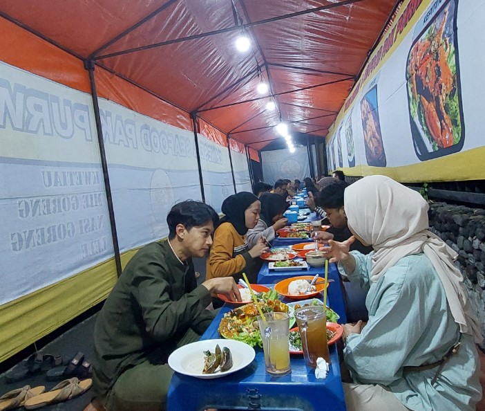 Seafood Pak Purwanto Ananda Pradita, 1. The Westlake Resto, 2. Banyu Mili Resto, 3. Kurnia Seafood Yogyakarta, 4. Bale Timoho Resto, 5. Seafood Pak Purwanto, 6. Ikan Bakar Jimbaran, 7. Kepiting Cak Gundul, 8. Kepiting Bang Ja’i Seturan, 9. Zona Seafood Kotabaru, 10. Ikan Bakar Bu Bambang, 11. Ikan Bakar Legian khas Bali, 12. King Kerang Jogjakarta, 13. IKAN LAUT BAKAR MAS AYE, 14. Terminal kepiting jogja