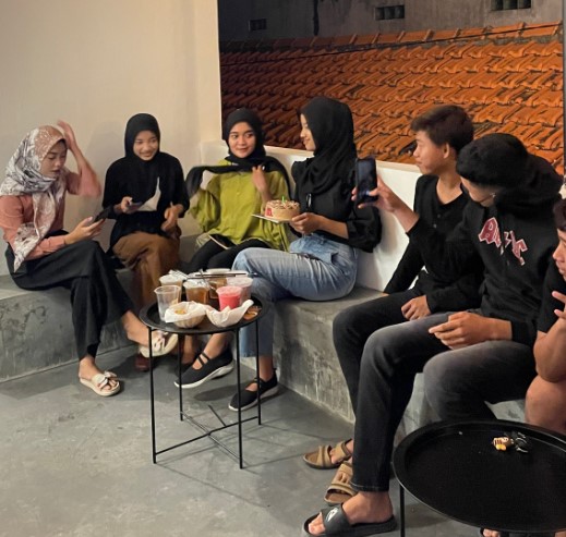 Sky Monster Cafe (SM), 1. Angkringan Mbok Nom Rembang, 2. Orso Gelato &amp; Cafe Rembang, 3. Reunique Cafe, 4. Balcony Resto And Cafe, 5. Ranu Coffee &amp; Eatery, 6. Satu Lagi, 7. Warung kopi kresen, 8. NoboN Coffe, 9. PILAR Coffee &amp; Space, 10. BARIX COFFEE – MANUAL BREW INSIDE, 11. Kedai Kongkow, 12. Biskope Cafe, 13. Dunia Akhirat Coffee &amp; Eatery, 14. Cokro Cafe, 15. Warung Kopi Mr. Hendro, 16. Kafe Kedai Kopi 46 Pantura Rembang, 17. SevenShake, 18. Starbox, 19. Zero Cafe, 20. Rantina Cafe &amp; Chill, 21. Summit Cafe, 22. Paleet Cafee, 23. Papi coepliezt, 24. Tentang Kopi Cafe &amp; Resto, 25. Sky Monster Cafe (SM), 26. Chawis coffee