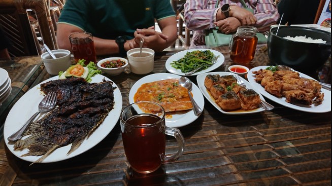 Sondoro Seafood Wiwit Mardiastuti, 1. Gubug Udang Situ Cibubur, 2. Teras Rumah Nenek, 3. Pondok Kemangi Cibubur, 4. Sate Maranggi Haji Yetty Cabang Cibubur, 5. Telaga Seafood Restaurant, 6. Bebek Kaleyo Cibubur Nagrak, 7. Teras Rimbun, 8. MANG KABAYAN CIBUBUR, 9. Sondoro Seafood, 10. Gubug Makan Mang Engking Telaga Arwana Cibubur, 11. RM Saung Alam Sunda, 12. Bakmi Naga Resto Cibubur Square, 13. Hanamasa Cibubur