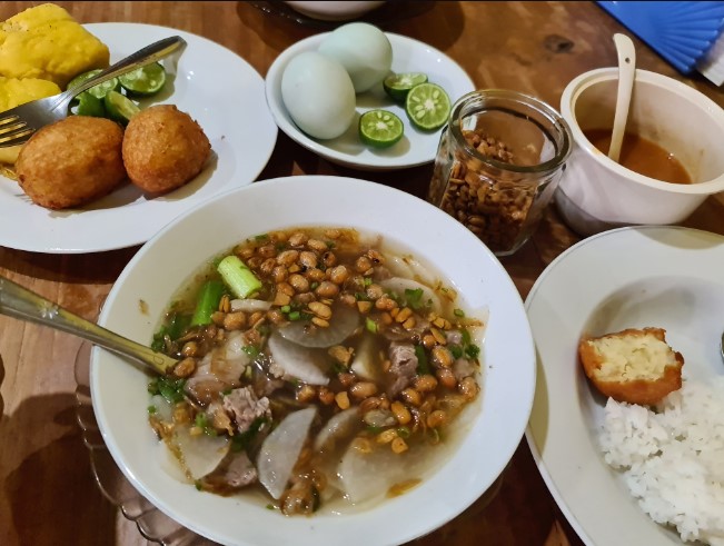 Soto Bandung M Tarya Elsa Zimet, 1. Spesial Soto Boyolali (SSB) Hj Hesti Widodo, 2. Soto Ojolali, 3. Sedari Resto, 4. RM Soto Ayam asli Lamongan Cak Mad, 5. Soto Ayam Garang Asem Bangkong, 6. Soto Bandung Pak Simon, 7. SOTO BANDUNG SARASA, 8. Soto AHRI, 9. Soto Bandung M Tarya, 10. Soto Kudus Kliwon, 11. Rumah Makan Soto Ojolali, 12. Soto Betawi H Mamat, 13. Soto Banjir Karang Anyar Sejak 1955, 14. Soto Mie Bogor Pak Kadir Bandung, 15. Soto Sulung Cihampelas, 16. Soto Sulung H. Gendut Tamoy, 17. Warung Soto Madura Cak Holis ayam &amp; sulung, 18. Nasi Soto Cak Tohir, 19. Soto Madura Cak Alim