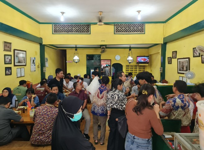 Soto Betawi Haji Husen abree fergie, 1. Soto Betawi Globe H.Oji, 2. Soto Betawi Roxy H. Darwasa, 3. Soto Betawi H. Ma’ruf, 4. Soto Jakarta “Mas Hari”, 5. Soto Betawi H.Umar Idris, 6. Kedai Soto Bu Nyai, 7. Soto Kaki Sapi Bang Mamat, 8. Soto dan Sop Khas Betawi Bang Adi, 9. Soto Bang Udi, 10. Soto Betawi Pak Kumis, 11. Soto Jakarta Bawah Rel, 12. Soto Jakarta Pak H. Yus Cempaka Putih, 13. Soto & Sop Betawi Pa’ Marjuki, 14. Soto Betawi Haji Husen