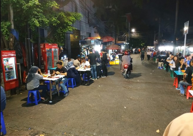 Street Food Menteng Shony Saputra, 1. Nasi Goreng Kambing Kebon Sirih, 2. Bubur Cikini H.R. Sulaiman, 3. THAMRIN 10 Food &amp; Creative Park, 4. Jajanan Malam Menteng, 5. Martabak Pecenongan 78 Menteng, 6. Street Food Menteng, 7. Djakarta Street Food, 8. Hiroshima Japanese street food, 9. Sunda Kelapa Street Foods Counter, 10. Kuliner Jalan Sabang