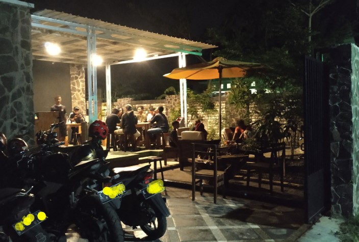 Summit Cafe, 1. Angkringan Mbok Nom Rembang, 2. Orso Gelato &amp; Cafe Rembang, 3. Reunique Cafe, 4. Balcony Resto And Cafe, 5. Ranu Coffee &amp; Eatery, 6. Satu Lagi, 7. Warung kopi kresen, 8. NoboN Coffe, 9. PILAR Coffee &amp; Space, 10. BARIX COFFEE – MANUAL BREW INSIDE, 11. Kedai Kongkow, 12. Biskope Cafe, 13. Dunia Akhirat Coffee &amp; Eatery, 14. Cokro Cafe, 15. Warung Kopi Mr. Hendro, 16. Kafe Kedai Kopi 46 Pantura Rembang, 17. SevenShake, 18. Starbox, 19. Zero Cafe, 20. Rantina Cafe &amp; Chill, 21. Summit Cafe, 22. Paleet Cafee, 23. Papi coepliezt, 24. Tentang Kopi Cafe &amp; Resto, 25. Sky Monster Cafe (SM), 26. Chawis coffee