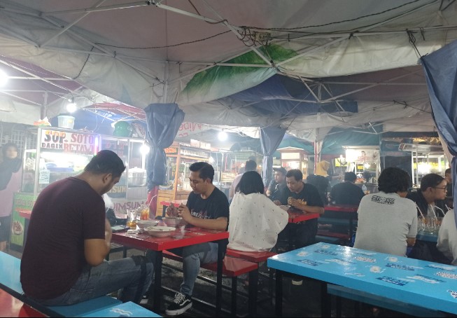 Sunda Kelapa Street Foods Counter Tambang Raras, 1. Nasi Goreng Kambing Kebon Sirih, 2. Bubur Cikini H.R. Sulaiman, 3. THAMRIN 10 Food &amp; Creative Park, 4. Jajanan Malam Menteng, 5. Martabak Pecenongan 78 Menteng, 6. Street Food Menteng, 7. Djakarta Street Food, 8. Hiroshima Japanese street food, 9. Sunda Kelapa Street Foods Counter, 10. Kuliner Jalan Sabang