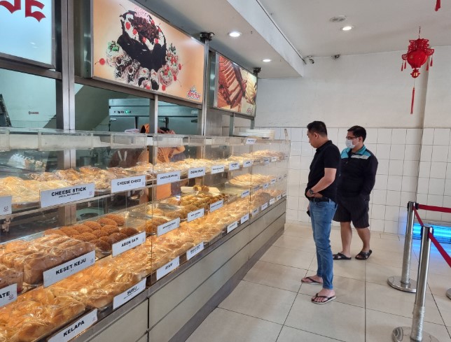Suisse Bakery Suyandi Liyis, 1. Pisang Goreng Tanduk Mpok Nur Mantap, 2. Pisang Goreng Madu Bu Nanik, 3. Raja Pisang Goreng Pontianak Ameng, 4. Cempedak Goreng Spesial Cik Lina, 5. Cakue Ko Atek, 6. cakwe gang Gloria, 7. Aspana Risol, 8. Suisse Bakery, 9. Pastellia Mayestik, 10. Bakwan Pontianak, 11. Pisang Goreng Kalimantan Bang Kosim, 12. Gorengan Pak Kisut