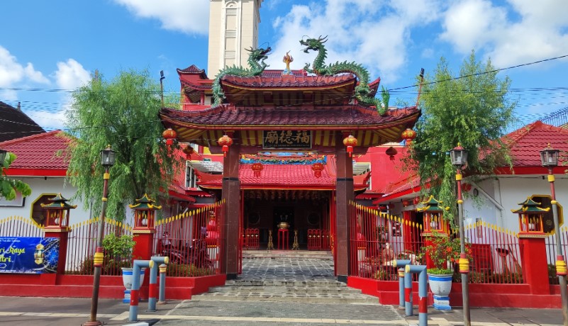 TITD Hok Tek Bio harits indi pratama, 1. Taman Tingkir Kota Salatiga, 2. Taman Kota Salatiga, 3. Selasar Kartini, 4. Lapangan Pancasila, 5. Kolam Renang Kalitaman, 6. Taman Cerdas Salatiga, 7. Kolam Renang Grand Wahid Hotel Salatiga, 8. Prasasti Plumpungan, 9. Pohon Pengantin Salatiga, 10. Taman Wisata Sejarah Kota Salatiga (TWSS), 11. TITD Hok Tek Bio, 12. Tapak hapsari, 13. Air terjun joko tingkir, 14. Uwit Art Space, 15. Rumah Khalwat Roncalli, 16. Wisata Edukasi Argotelo, 17. Sitalang River Tubing, 18. Mata Air Benoyo, 19. Taman Sidomukti, 20. Desa Wisata Tingkir Lor, 21. Resto Kalibatur Salatiga, 22. Gereja Kristen Jawa Salib Putih, 23. D’Emmerick