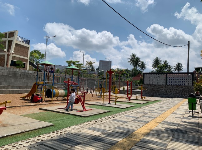 Taman Cerdas Salatiga Aris Nugroho, 1. Taman Tingkir Kota Salatiga, 2. Taman Kota Salatiga, 3. Selasar Kartini, 4. Lapangan Pancasila, 5. Kolam Renang Kalitaman, 6. Taman Cerdas Salatiga, 7. Kolam Renang Grand Wahid Hotel Salatiga, 8. Prasasti Plumpungan, 9. Pohon Pengantin Salatiga, 10. Taman Wisata Sejarah Kota Salatiga (TWSS), 11. TITD Hok Tek Bio, 12. Tapak hapsari, 13. Air terjun joko tingkir, 14. Uwit Art Space, 15. Rumah Khalwat Roncalli, 16. Wisata Edukasi Argotelo, 17. Sitalang River Tubing, 18. Mata Air Benoyo, 19. Taman Sidomukti, 20. Desa Wisata Tingkir Lor, 21. Resto Kalibatur Salatiga, 22. Gereja Kristen Jawa Salib Putih, 23. D’Emmerick