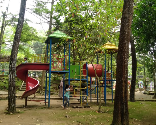 Taman Kota Salatiga Petrus Nugroho, 1. Taman Tingkir Kota Salatiga, 2. Taman Kota Salatiga, 3. Selasar Kartini, 4. Lapangan Pancasila, 5. Kolam Renang Kalitaman, 6. Taman Cerdas Salatiga, 7. Kolam Renang Grand Wahid Hotel Salatiga, 8. Prasasti Plumpungan, 9. Pohon Pengantin Salatiga, 10. Taman Wisata Sejarah Kota Salatiga (TWSS), 11. TITD Hok Tek Bio, 12. Tapak hapsari, 13. Air terjun joko tingkir, 14. Uwit Art Space, 15. Rumah Khalwat Roncalli, 16. Wisata Edukasi Argotelo, 17. Sitalang River Tubing, 18. Mata Air Benoyo, 19. Taman Sidomukti, 20. Desa Wisata Tingkir Lor, 21. Resto Kalibatur Salatiga, 22. Gereja Kristen Jawa Salib Putih, 23. D’Emmerick