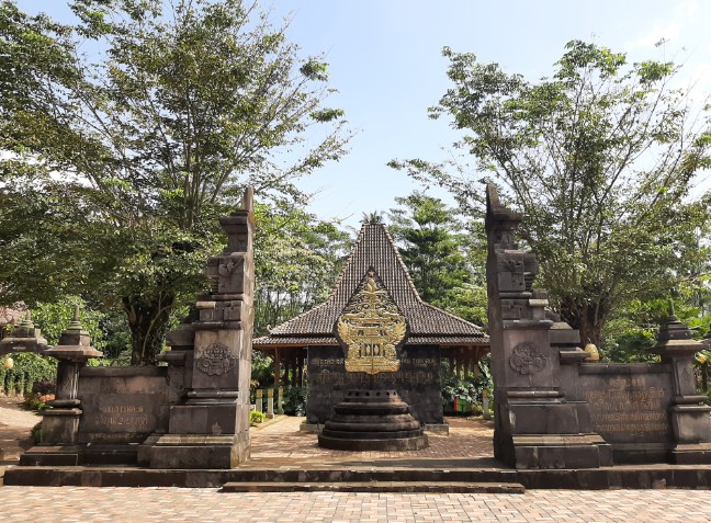 Taman Sidomukti Hana Rhemawati, 1. Taman Tingkir Kota Salatiga, 2. Taman Kota Salatiga, 3. Selasar Kartini, 4. Lapangan Pancasila, 5. Kolam Renang Kalitaman, 6. Taman Cerdas Salatiga, 7. Kolam Renang Grand Wahid Hotel Salatiga, 8. Prasasti Plumpungan, 9. Pohon Pengantin Salatiga, 10. Taman Wisata Sejarah Kota Salatiga (TWSS), 11. TITD Hok Tek Bio, 12. Tapak hapsari, 13. Air terjun joko tingkir, 14. Uwit Art Space, 15. Rumah Khalwat Roncalli, 16. Wisata Edukasi Argotelo, 17. Sitalang River Tubing, 18. Mata Air Benoyo, 19. Taman Sidomukti, 20. Desa Wisata Tingkir Lor, 21. Resto Kalibatur Salatiga, 22. Gereja Kristen Jawa Salib Putih, 23. D’Emmerick